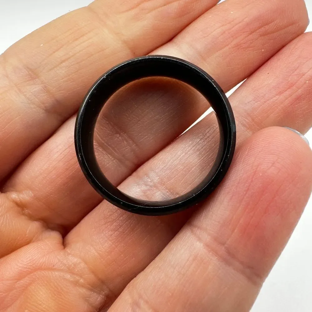 Men's 12.5, black polished‎ metal ring with resin and silver scroll center!